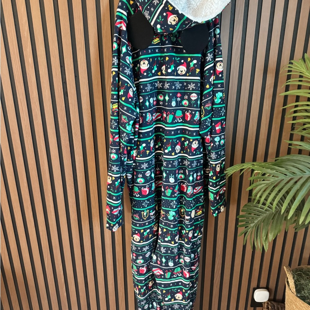 Disney XMAS Holiday Pajama Suit - Picture 11 of 12